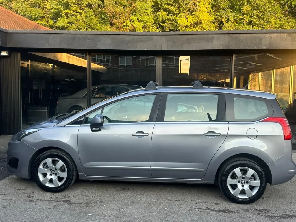 2017 PEUGEOT 5008