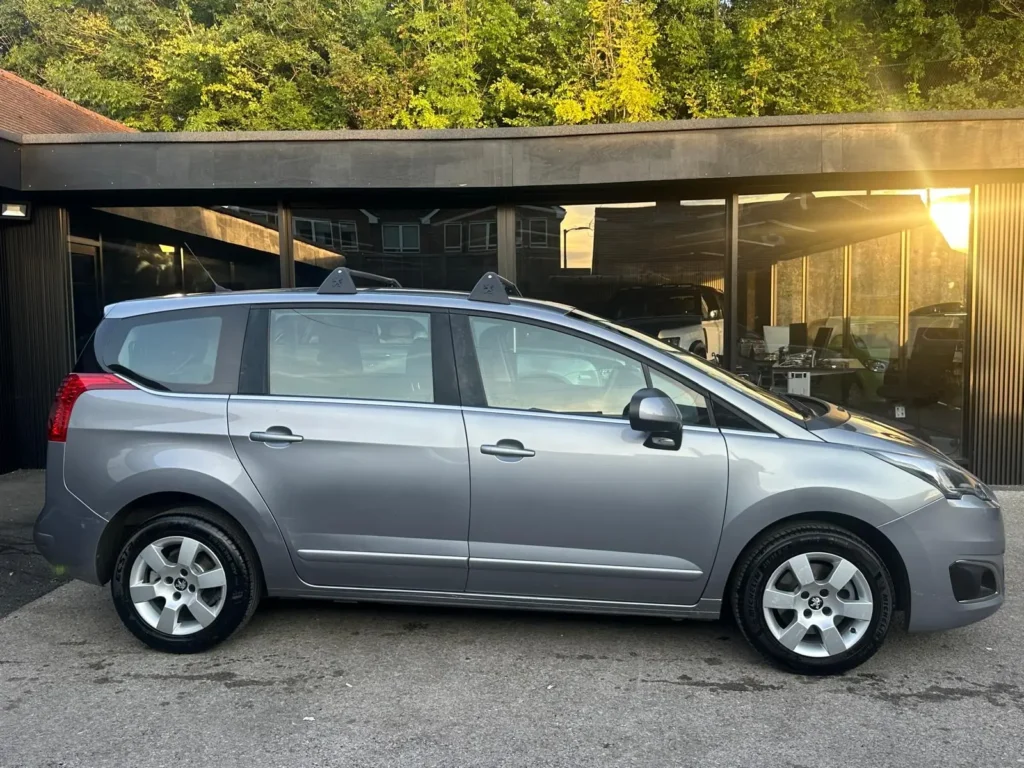 2017 PEUGEOT 5008