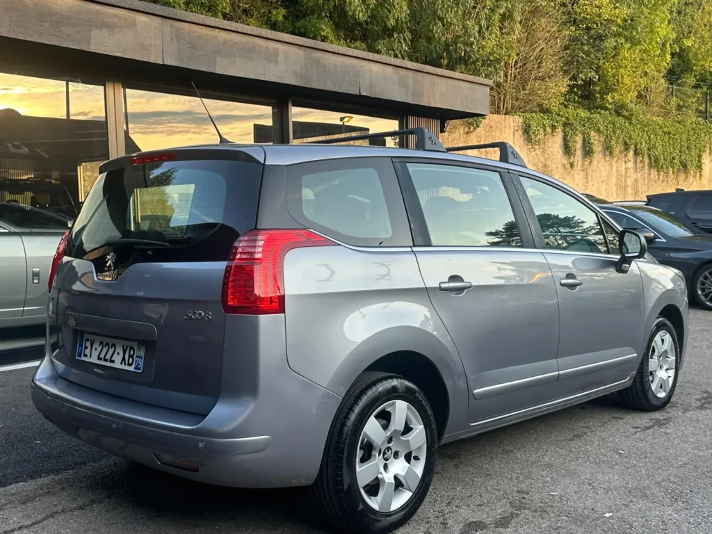 2017 PEUGEOT 5008